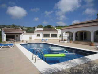 Within walking distance of the beach we find two detached..