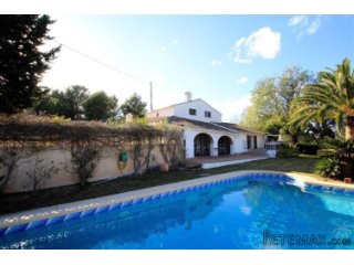 This charming finca is distributed over two levels linked..