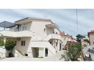 VODICE PREKRASNA KUĆA SA TRI STAMBENE JEDINICE