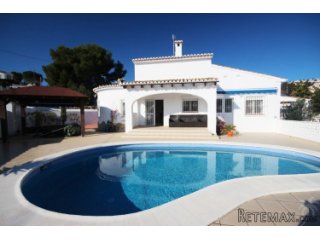 This lovely clean and well maintained villa has all the..