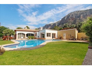 Luxurious villa close to the Montgo..