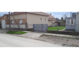 Prodajem dve kuce na jednom placu