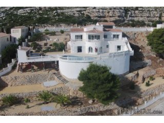 Impressive sea view villa for sale on a double plot in an..