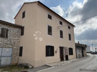 KUĆA U STAROGRADSKOJ JEZGRI