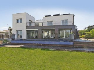 Contemporary Villa With Excellent..