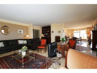 Splendid three bedroom with swimming..