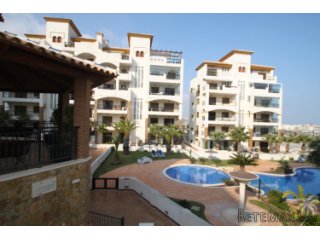 Very luxurious three bedroom apartment within walking..