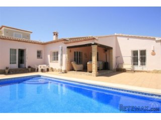 A very well presented, classy villa with sea views in a..