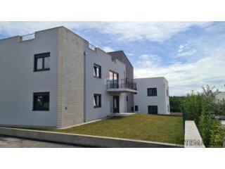 Poreč: Moderan stan 3 ss u prizemlju + dvorište 160 m2