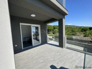 PRILIKA!! Novogradnja 82m2 sa bazenom