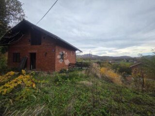 Vikendica s velikom okućnicom i šumom – mir i priroda na jed