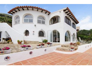 Superb villa with spectacular mountain..