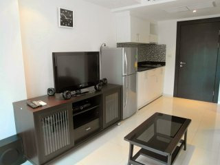 Avenue Residence: modern, roomy studio..