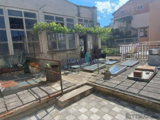 Centar Crikvenice, kuća u nizu sa halom i poslovnim..