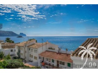 Large apartment, built in 2001, with sea views in a popular..