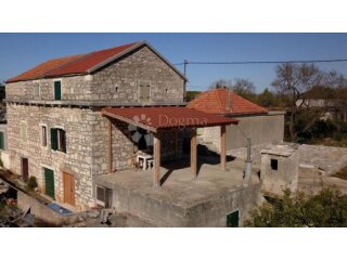 Renovirana kamena kuća u nizu s velikom terasom - Grohote,Šo
