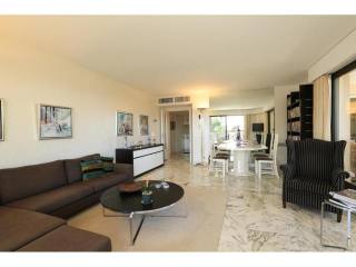 Enthralling two bed in Mont Boron