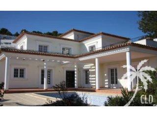 Spacious villa built in 2012 with a living area of 300 m2..