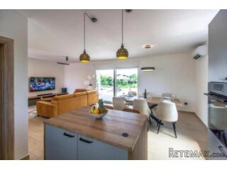 VILLA SA BAZENOM, KONOBOM I 3800m2 OKUĆNICE