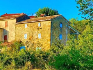 Draguć - kuća i pomoćni objekt s prekrasnim pogledom
