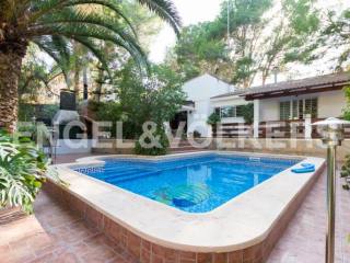 Renovated villa with beautiful garden..
