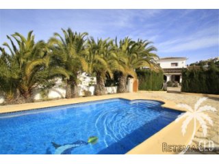 Villa for sale walking distance to Moraira. Automatic gate..