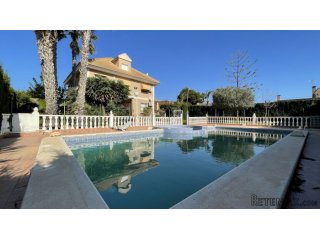 Beautiful villa with a large plot and swimming pool in Los..