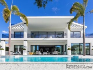 This contemporary newly –finished Villa combines Miami F..