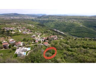 Gađevinsko zemljište okruženo prirodom, struja i voda na par