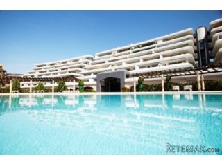 Apartment located on the first line of Paseo Marítimo with..