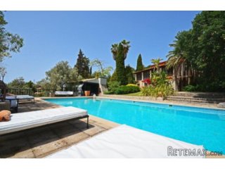 Large country house on the outskirts of Lloseta at the foot..