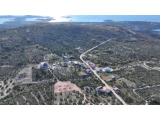 Građevinsko zemljište od 2186m2 u zaleđu Primoštena