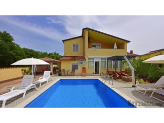 Istra, Poreč, apartmanska kuća s 5 stambenih jedinica i baze