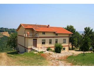 Huge detached property with 1 hectare..