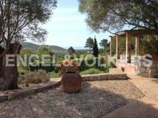 Stately manor house with panoramic views