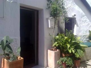 Town House - Cosy 2 bedroom, 1 bathroom..