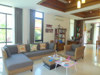 Horseshoe Point: 4 plus bedroom villa..