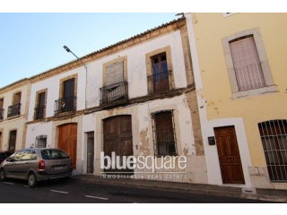 Large townhouse for renovation