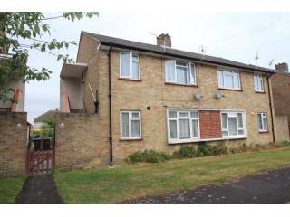 1 bedroom Flat For Rent: Braemar Road..