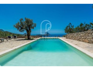 Spectacular estate with various..