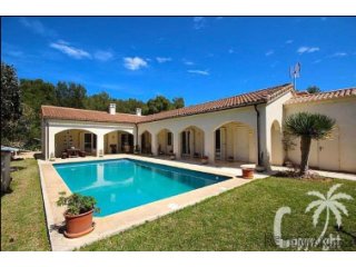 Beautiful colonial style Villa one level for sale in a..