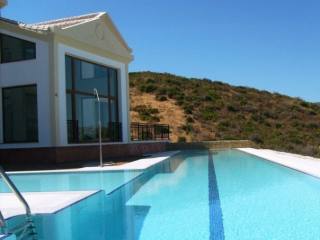 5 Bedrooms - Villa - Malaga - For Sale