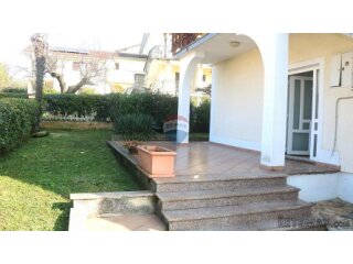 Poreč -stan u prizemlju s okućnicom