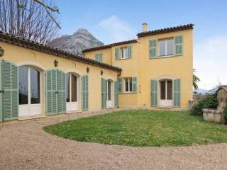 Charming villa in exceptional setting..