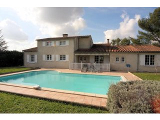 Spacious Villa With Pool - Walking..