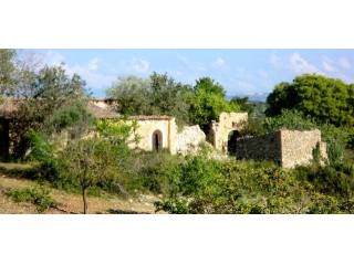 Beautiful plot with various ruines to..