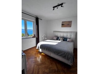 DVOSOBAN APARTMAN S PREKRASNIM POGLEDOM NA MORE