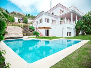 6 Bedroom Villa For Sale Situated In El..