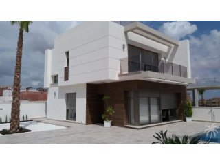 New, modern villa with 3 bedrooms, 3 bathrooms, a large..