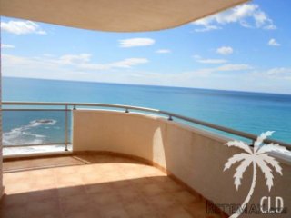 Beachfront apartment in Calpe built in 2006 with spacious..
